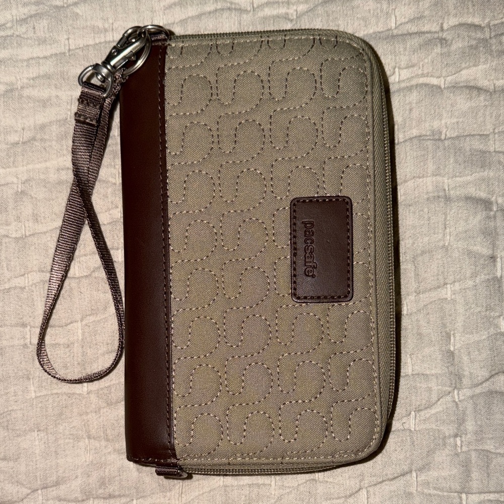 Pacsafe RFIDsafe W250 Anti-Theft RFID Blocking Travel Organizer
